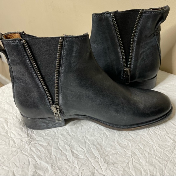 Frye Carly Black Zip Chelsea Distressed Boots - Picture 4 of 7